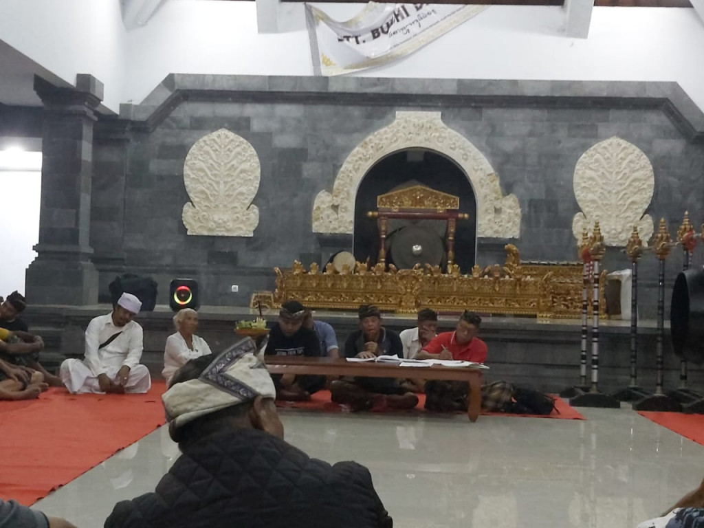 WARGA BANJAR ADAT KASIANAN GELAR RAPAT PERSIAPAN PIODALAN PURA PENATARAN AGUNG DAN PURA MANIK GALIH